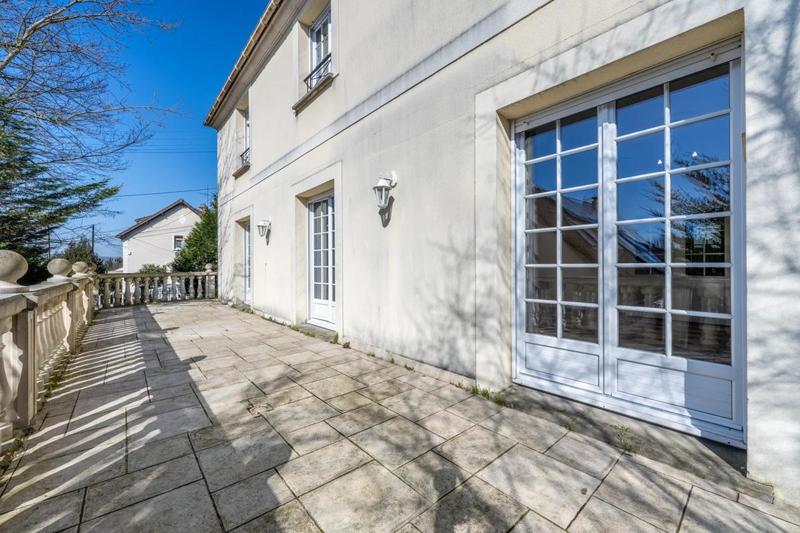 Maison - 220 m² - 7 pièces