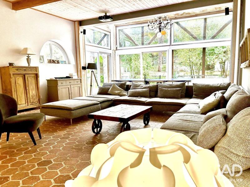 Maison - 210 m² - 7 pièces