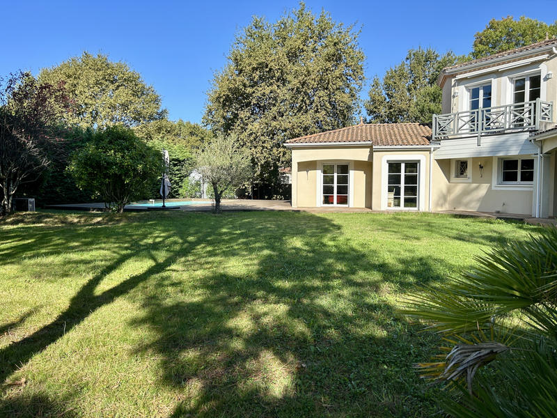 Maison - 210 m² - 7 pièces