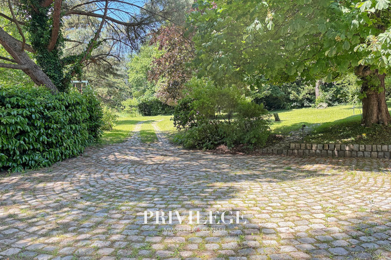 Maison - 250 m² - 7 pièces