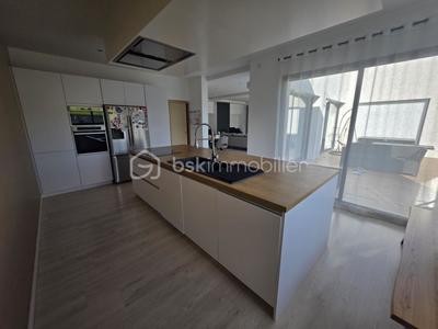 Maison - 240 m² - 6 pièces