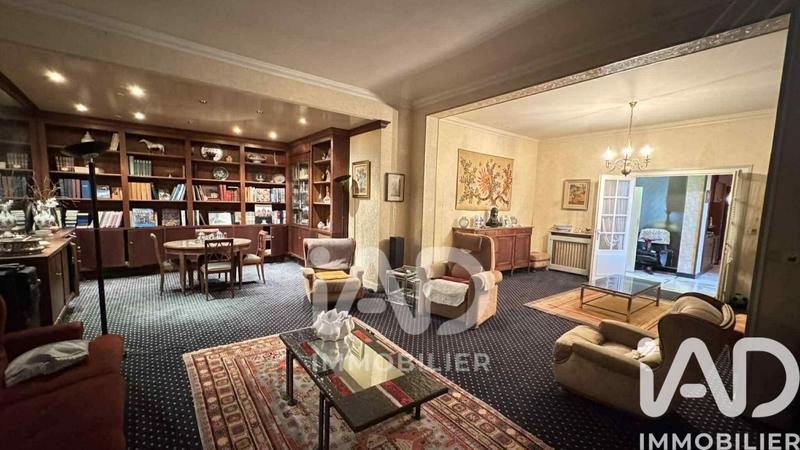 Maison - 250 m² - 8 pièces