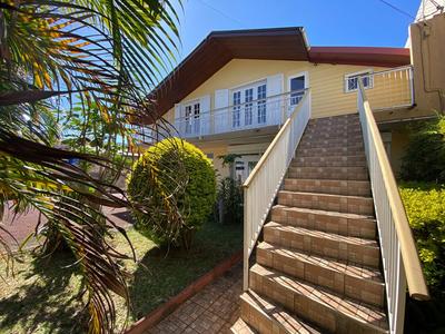 Maison - 242 m² - 10 pièces