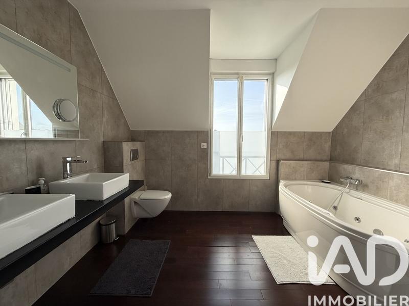 Maison - 226 m² - 7 pièces