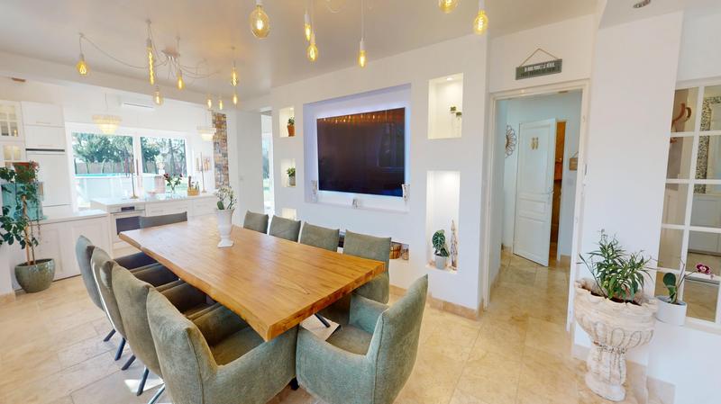 Maison - 241 m² - 8 pièces