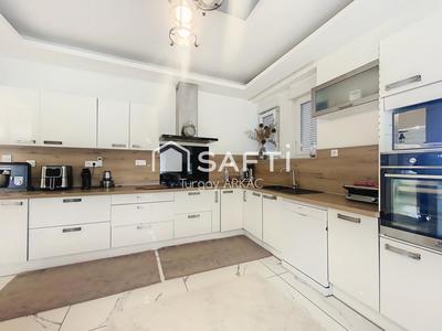 Maison - 236 m² - 8 pièces