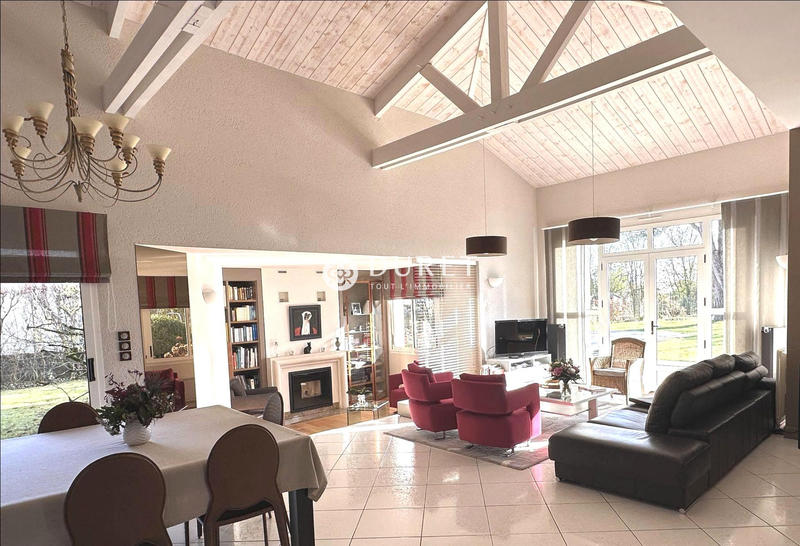 Maison traditionnelle - 221 m² - 7 pièces