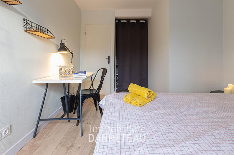 Chambre - 150 m² - 9 pièces