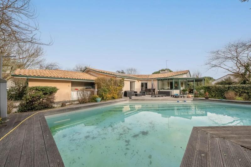 Maison - 233 m² - 7 pièces