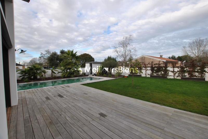 Propriété - 250 m² - 8 pièces