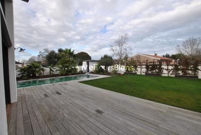 Propriété - 250 m² - 8 pièces