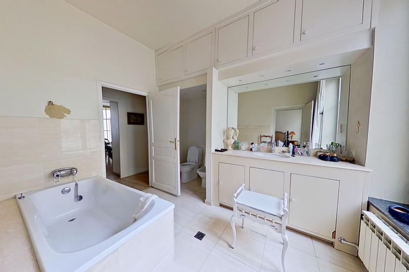 Appartement - 241 m² - 8 pièces