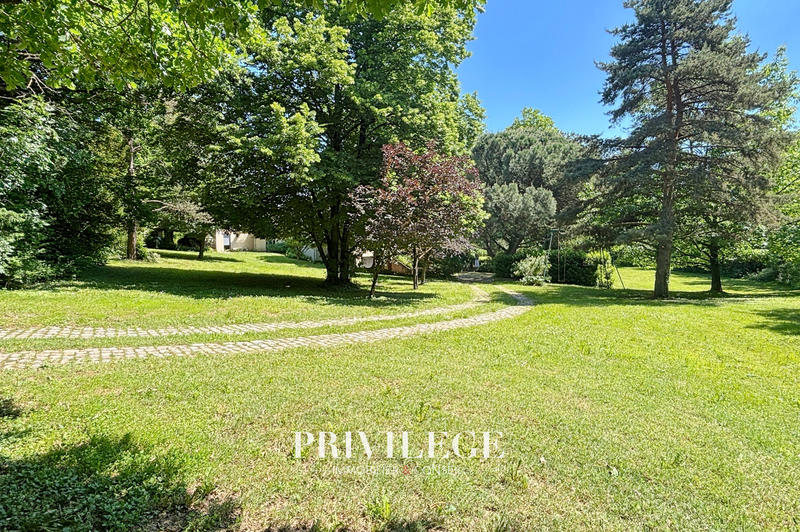 Maison - 250 m² - 7 pièces