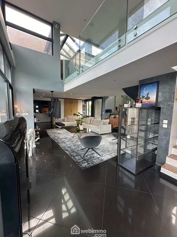 Maison - 730 m² - 10 pièces