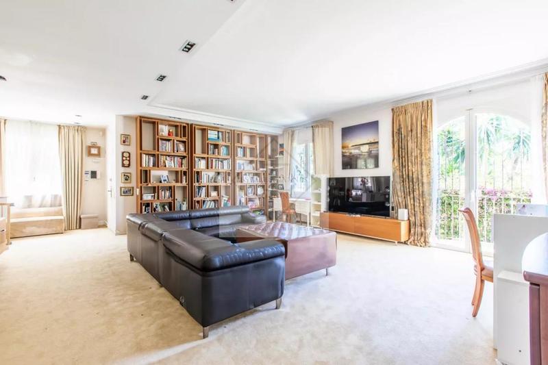 Villa - 247 m² - 6 pièces