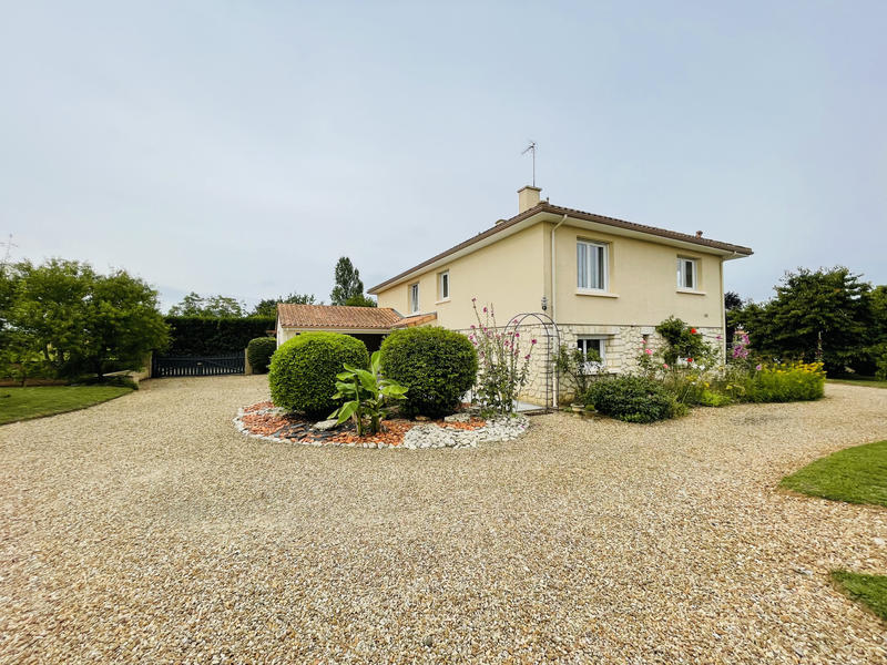 Maison - 204 m² - 7 pièces