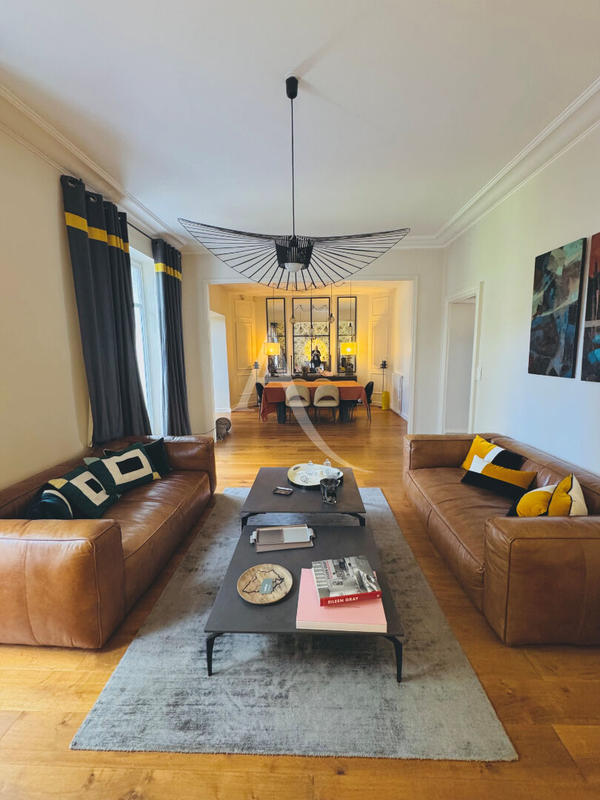 Maison - 254 m² - 10 pièces