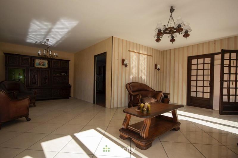 Maison traditionnelle - 230 m² - 6 pièces