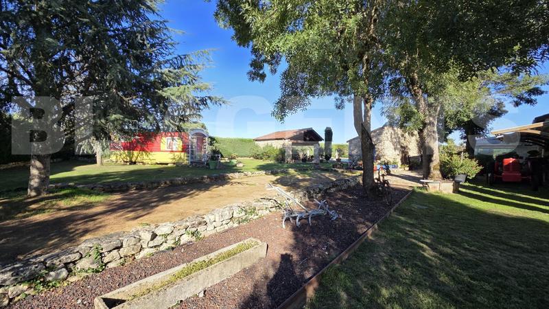 Maison - 634 m² - 21 pièces