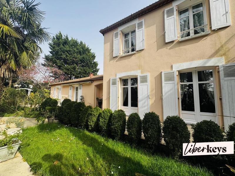 Maison - 227 m² - 8 pièces