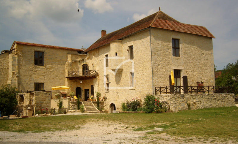 Maison - 1 100 m² - 20 pièces