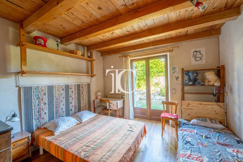 Maison - 223 m² - 9 pièces