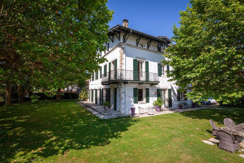 Propriété - 450 m² - 12 pièces