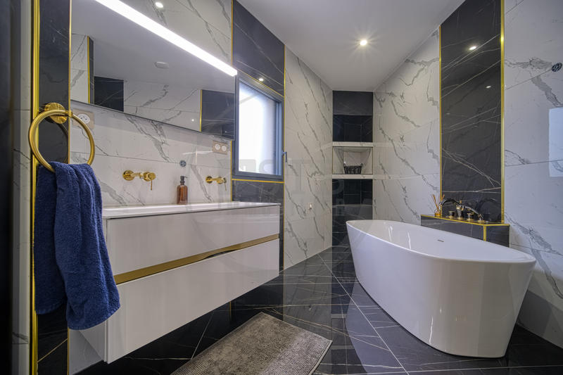 Propriété - 284 m² - 6 pièces