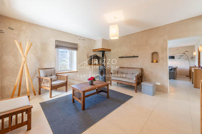 Maison - 202 m² - 8 pièces