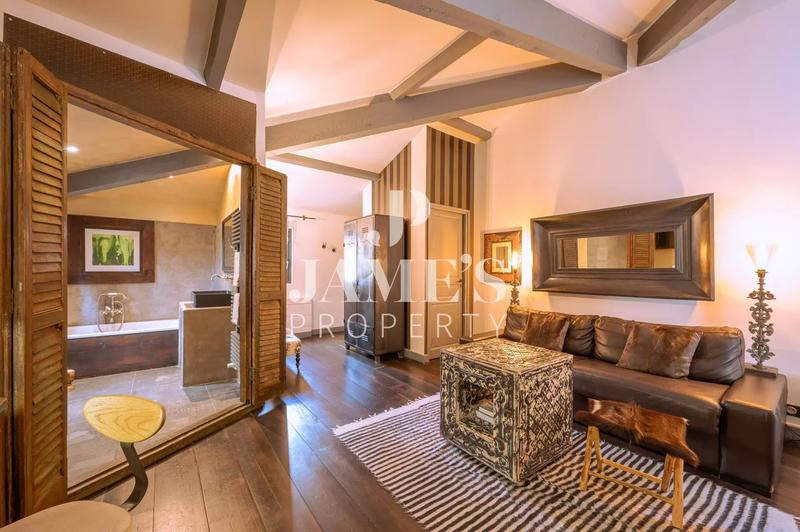 Maison - 330 m² - 8 pièces