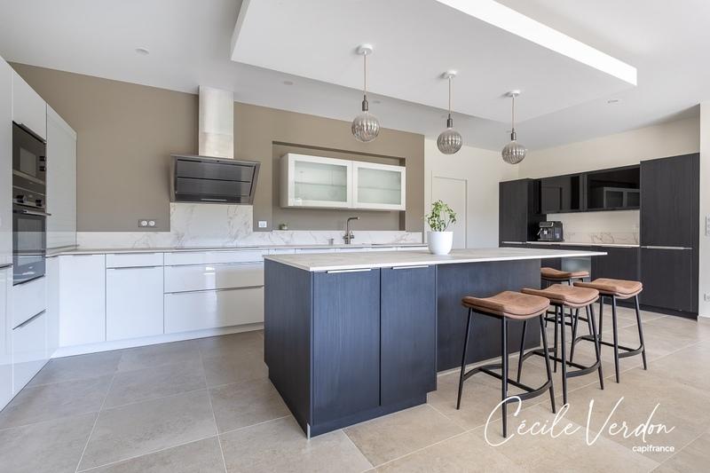 Maison - 300 m² - 10 pièces