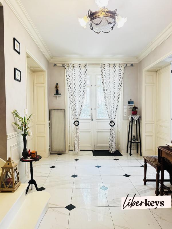 Maison - 227 m² - 8 pièces