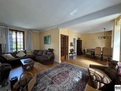 Maison traditionnelle - 140 m² - 8 pièces