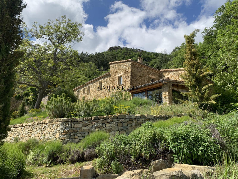 Maison - 600 m² - 25 pièces