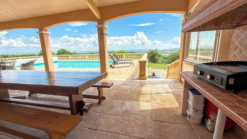 Propriété - 252 m² - 9 pièces