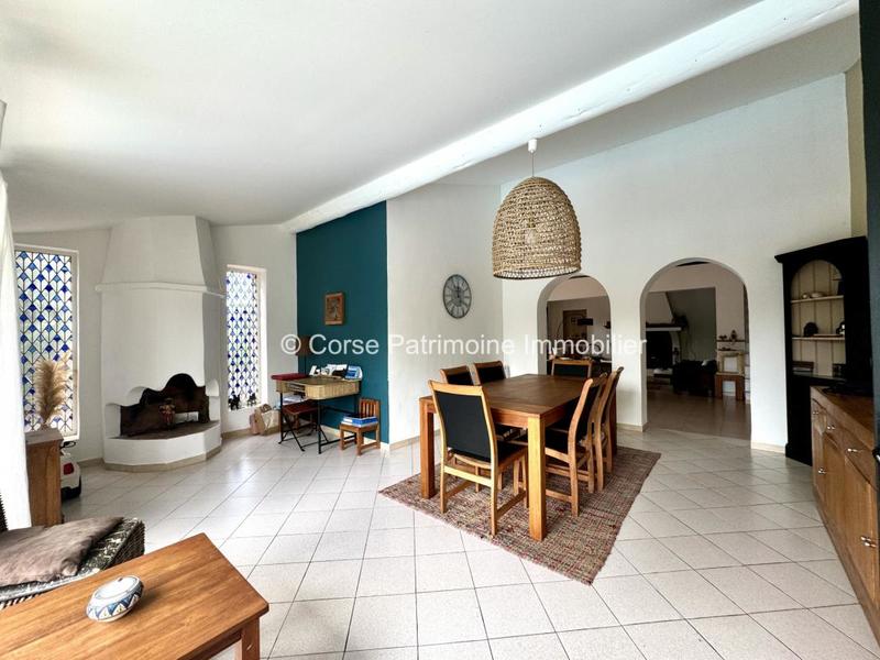 Maison - 300 m² - 11 pièces