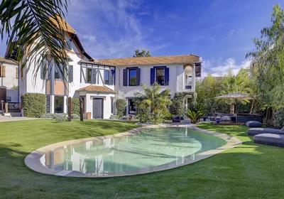 Villa - 216 m² - 6 pièces