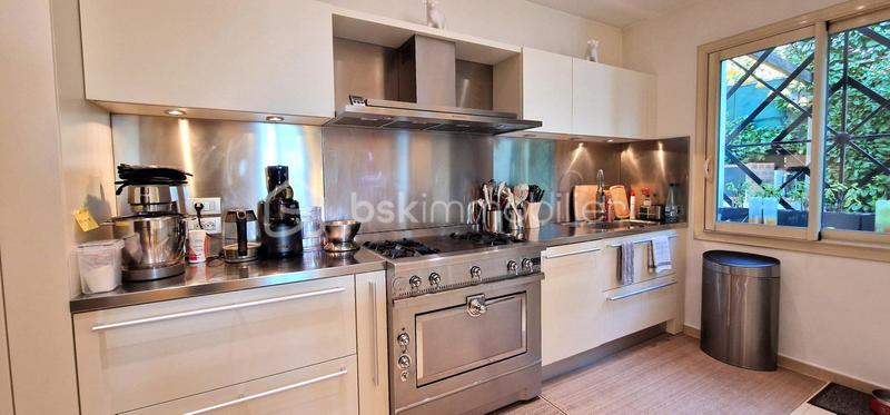 Maison traditionnelle - 241 m² - 6 pièces