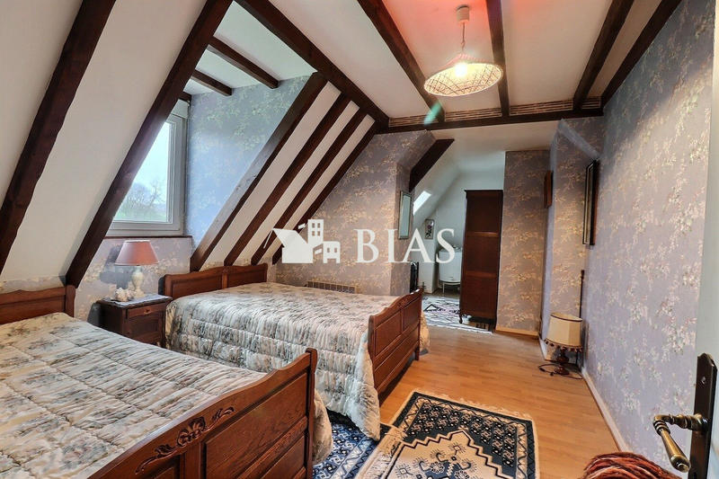 Maison traditionnelle - 180 m² - 7 pièces