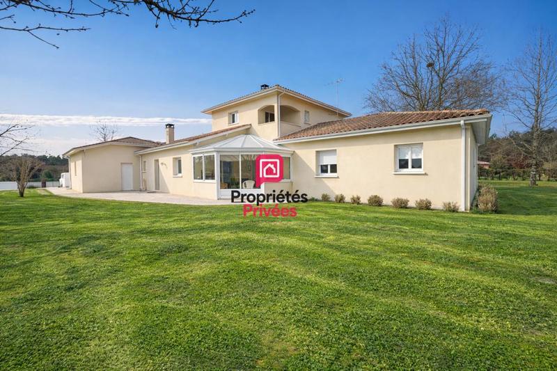 Maison - 221 m² - 8 pièces