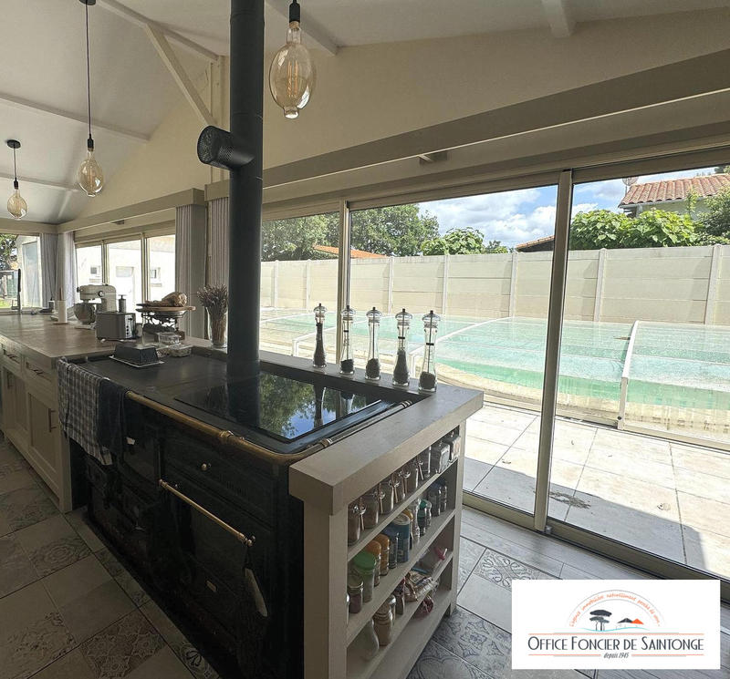 Maison traditionnelle - 240 m² - 8 pièces