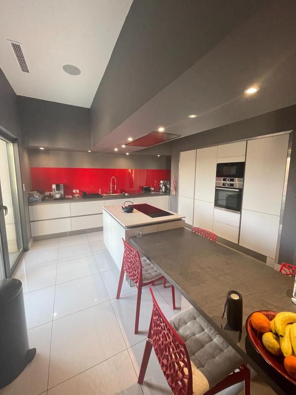 Maison - 250 m² - 6 pièces