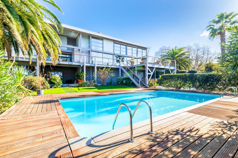 Maison contemporaine - 306 m² - 8 pièces