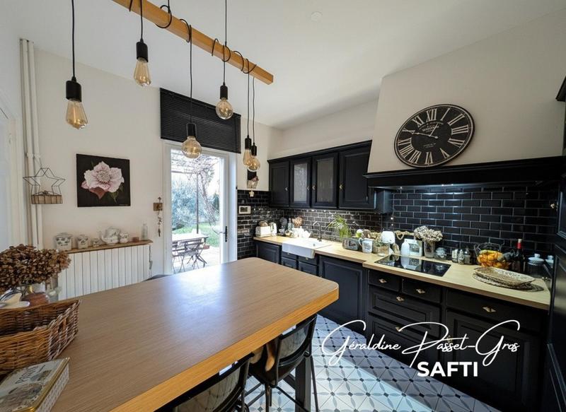 Maison - 220 m² - 8 pièces