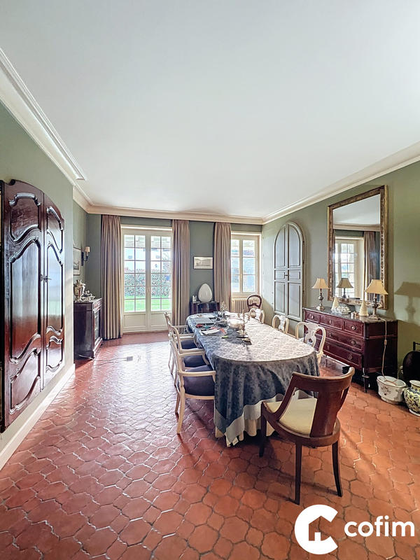 Maison - 440 m² - 12 pièces