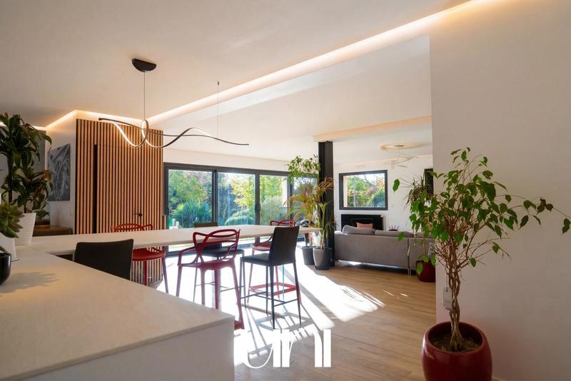 Maison - 265 m² - 8 pièces