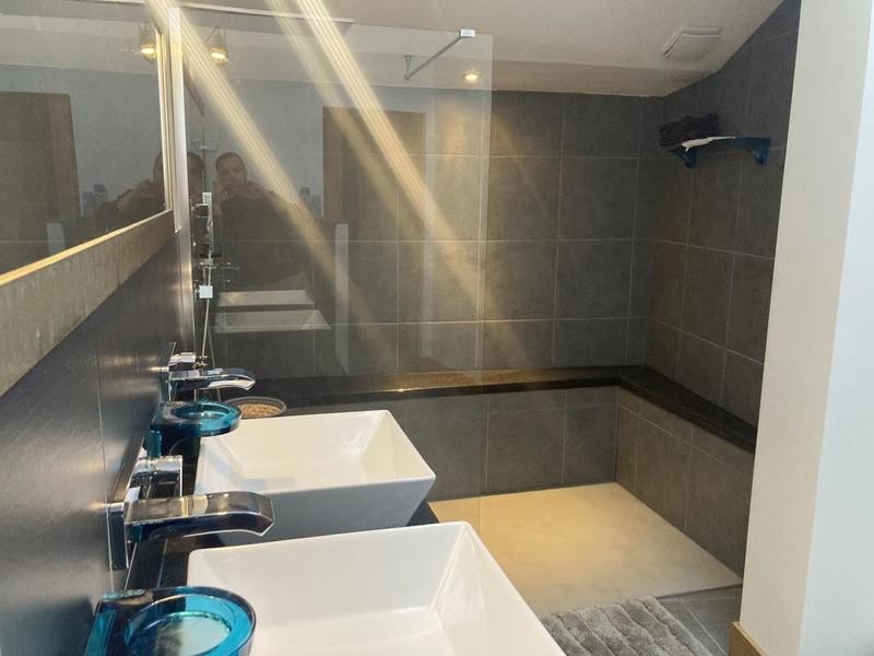 Maison - 250 m² - 6 pièces