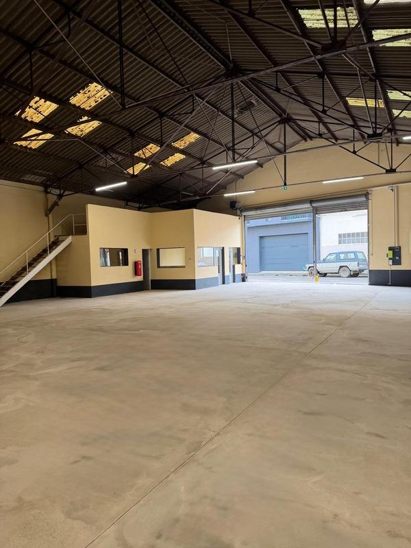 Entrepôt - 700 m² - 3 pièces