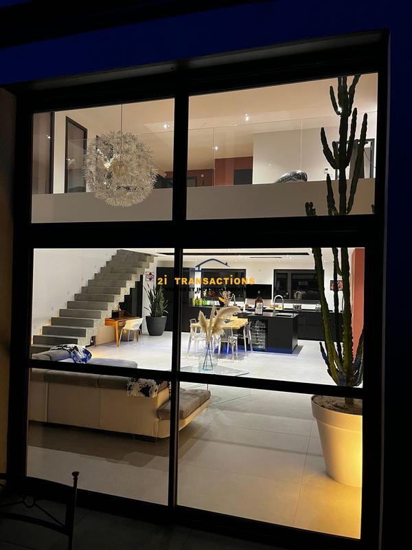 Maison - 240 m² - 6 pièces