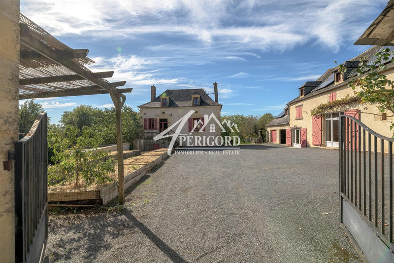 Maison - 984 m² - 30 pièces